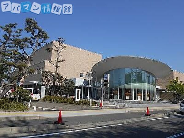 画像15:新潟市立中央図書館 632m