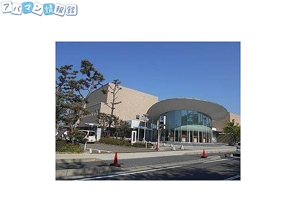 画像18:新潟市立中央図書館 921m