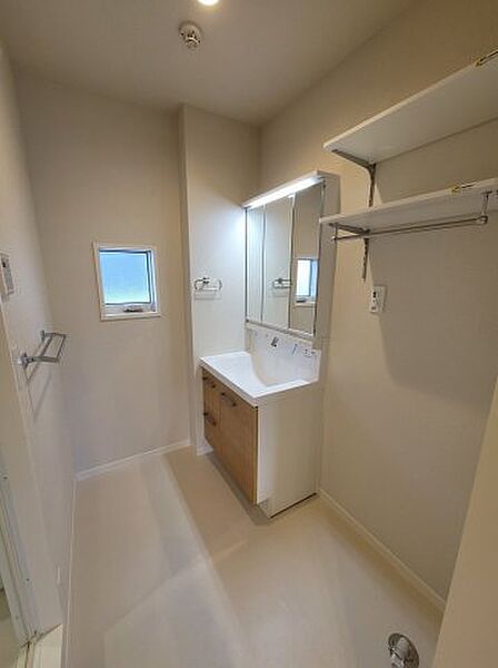 画像15:三面鏡シャワー付き洗面台。洗濯機置き場には可動式の棚があって便利