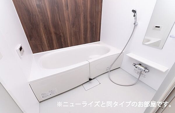 画像5:追炊き機能付きの浴室です