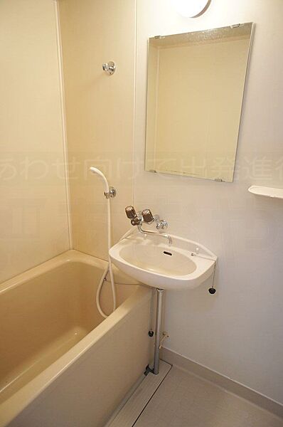 画像10:浴室（以前のご入居前の写真、現状優先となります。）