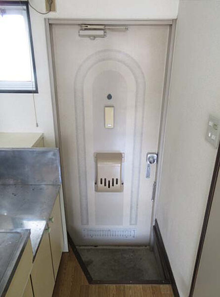 画像9:機能的な玄関内部・通気口付ドア