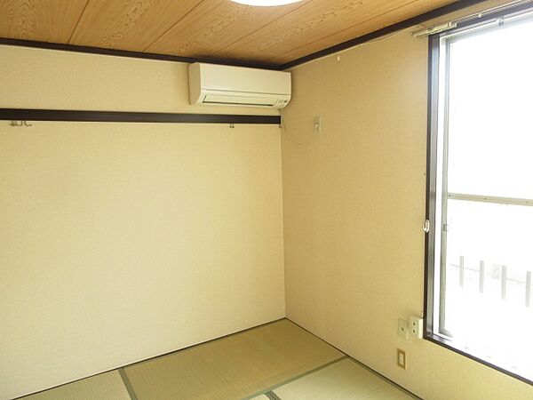 画像11:居室肘掛け窓・エアコン