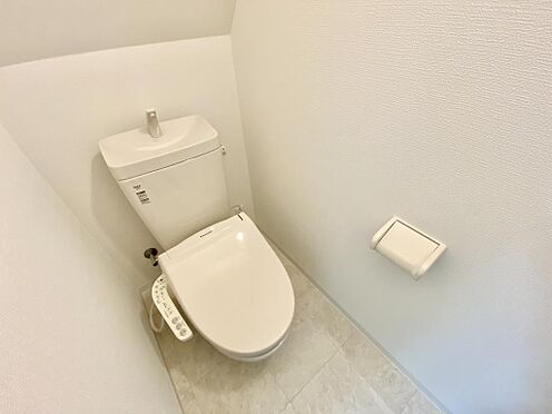 店舗・事務所・その他-京都市伏見区羽束師志水町 南側のトイレは白を基調としています。温水洗浄便座に新規交換済みです。