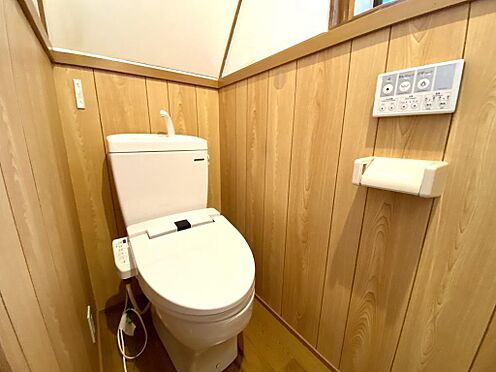 店舗・事務所・その他-京都市伏見区羽束師志水町 北側のトイレは、ブラウンを基調とした温かみのあるデザインです。温水洗浄便座も付属します。