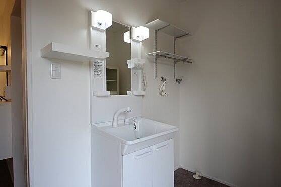 戸建賃貸-大津市仰木の里4丁目 洗面台が複数あります。こちらは洗濯室の物
