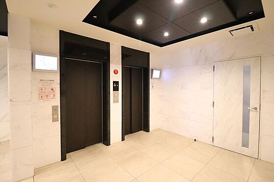 区分マンション-大阪市西区立売堀３丁目 エレベーターは２基あり、朝晩の混雑を緩和できます。