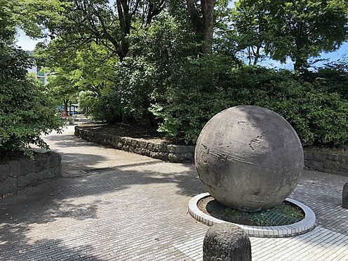 区分マンション-平塚市山下 団地内には公園もあります。
