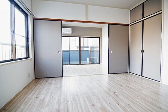 一棟マンション-越谷市大字袋山 C棟の洋室の写真です。／大関建設