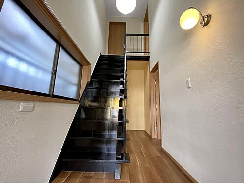 店舗・事務所・その他-京都市伏見区羽束師志水町 北側の1階廊下です。階段がブラックに塗装されており、シックなイメージです。