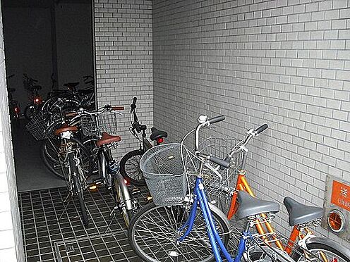 区分マンション-大阪市北区天神橋７丁目 駐輪場があるから、いろいろな場所へのアクセスが楽々。