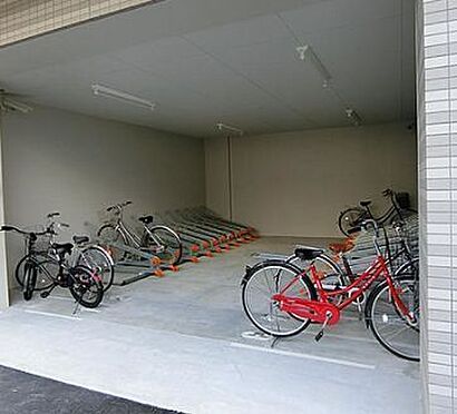 区分マンション-大阪市東成区中道２丁目 雨風で汚れない室内駐輪場