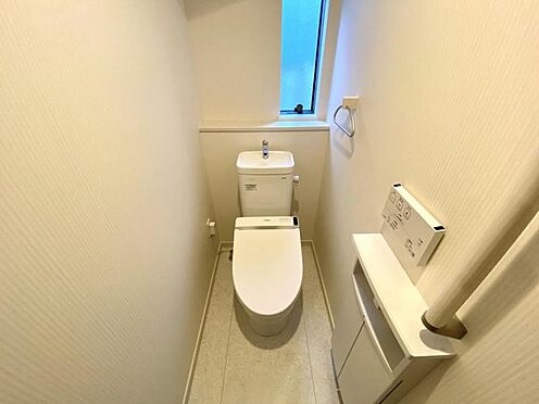 戸建賃貸-名古屋市天白区元八事4丁目 1階トイレ。清潔感のあるお手洗いです。小窓から明るい光が差し込みますね♪