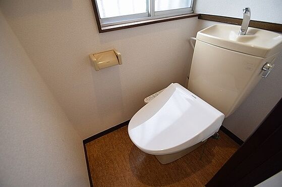 店舗・事務所・その他-八王子市大楽寺町 清潔感のあるトイレは、いつも清潔に保てるウォシュレット機能付トイレを装備。窓がついているので換気も良好です。写真は2017年11月頃に撮影したものです。