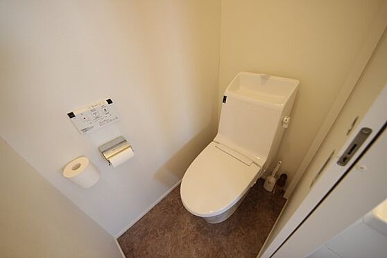 戸建賃貸-大津市仰木の里4丁目 一階、二階それぞれにトイレがあるのは便利です