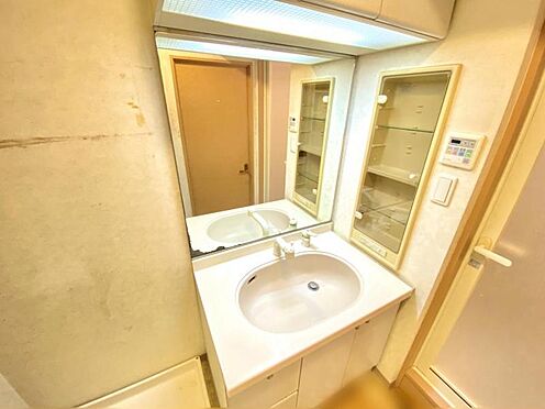 区分マンション-名古屋市天白区原1丁目 ワイドな鏡の付いた洗面化粧台！収納スペース豊富です♪