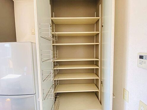 戸建賃貸-日進市赤池南2丁目 1階DKにある収納スペースには食品やキッチン用品などスッキリ収納できますね。