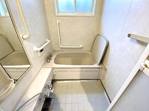 店舗・事務所・その他-京都市伏見区羽束師志水町 北側の浴室です。開口があるため、開放的な気持ちで入浴して頂けますよ。北側の浴室は都市ガスを使用します。