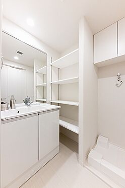 区分マンション-豊島区高田１丁目 洗面台/洗面台の隣には可動棚の収納がついています。