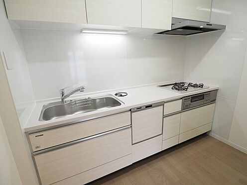 区分マンション-浦安市富岡2丁目 3口ガスのシステムキッチン。食洗器付き。引き出し式で使いやすいキッチン