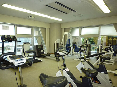 区分マンション-横浜市神奈川区栄町 トレーニングルーム　マシン類が充実しています。男女別のシャワールーム完備　