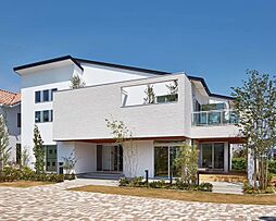 【アキュラホーム 平塚展示場】@ニトリ平塚店そば 内外つながるアウトドアリビングと室内物干しコーナーのメイン画像