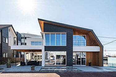 【アキュラホーム　佐野展示場】＠佐野プレミアム・アウトレットそば　大開口・吹き抜けリビングが特徴のメイン画像