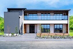 【アキュラホーム　津展示場】＠イオンモール津南徒歩4分　ワイドスパンの大きな窓と吹き抜けで明るい室内のメイン画像