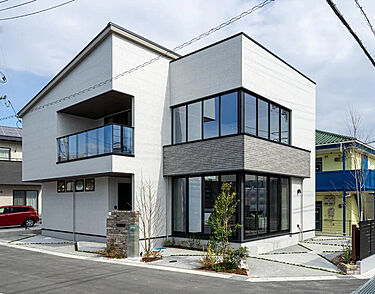 【アキュラホーム　東広島展示場】＠山陰本線「寺家」駅より徒歩圏内　吹き抜けとワイドスパン窓が特徴のメイン画像