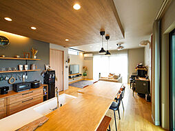 【アキュラホーム　太田展示場】＠イオンモール太田東そば　開放的なリビングが体験できるのカタログ「【アキュラホーム】WAGAYA-2階建て-施工実例写真集」の画像