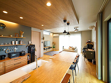 【アキュラホーム　佐野展示場】＠佐野プレミアム・アウトレットそば　大開口・吹き抜けリビングが特徴のカタログ「【アキュラホーム】WAGAYA-2階建て-施工実例写真集」のメイン画像