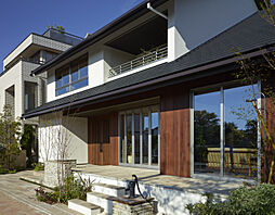 アキュラホーム(AQ Group)の住宅イベント「【年間5,000組以上が予約！】大好評！はじめての家づくり相談会（無料）」の開催場所 小田原展示場 ＠東海道道路沿い　大収納設計のある2.5階建ての二世帯モデルハウスの画像