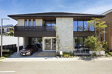 アキュラホーム(AQ Group)の住宅イベント「【年間5,000組以上が予約！】大好評！はじめての家づくり相談会（無料）」の開催場所 港南台展示場 ＠港南台駅そば　大開口・吹き抜けリビングが特徴のモデルハウスの画像