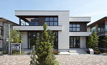 アキュラホーム(AQ Group)の住宅イベント「【年間5,000組以上が予約！】大好評！はじめての家づくり相談会（無料）」の開催場所 奈良展示場＠奈良バイパス沿い　2.5階建て　ハーフ吹き抜けがつなぐLDKの画像