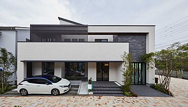 アキュラホーム(AQ Group)の住宅イベント「【年間5,000組以上が予約！】大好評！はじめての家づくり相談会（無料）」の開催場所 二俣川展示場 ＠二俣川駅そば　V2H蓄電池と太陽光パネル搭載のZEH仕様モデルの画像