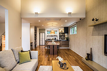 アキュラホーム(AQ Group)の住宅イベント「【年間5,000組以上が予約！】大好評！はじめての家づくり相談会（無料）」の開催場所 幕張展示場 ＠千葉街道沿い　吹き抜けリビングと収納豊富なモデルハウスの画像