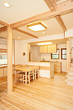 木の家スタイルのリビング 『木のひらや』に住もう (有)築地住建の事例画像