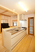木の家スタイルのキッチン 『木のひらや』に住もう (有)築地住建の事例画像