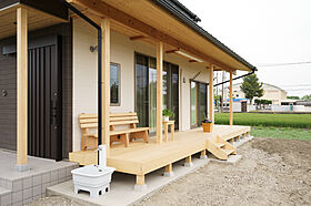 『木のひらや』に住もう (有)築地住建の施工事例「ウッドデッキでつなぐ住まい~木の温かみと大工の手の込んだ意匠の演出~」の画像1