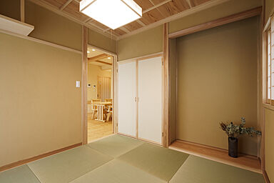 『木のひらや』に住もう (有)築地住建の施工事例「ウッドデッキでつなぐ住まい~木の温かみと大工の手の込んだ意匠の演出~」の画像4