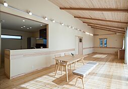 『木のひらや』に住もう (有)築地住建の施工事例「〈視線が抜ける平屋建て〉陽当たりの良い、家族が中心に集まるお家」の画像