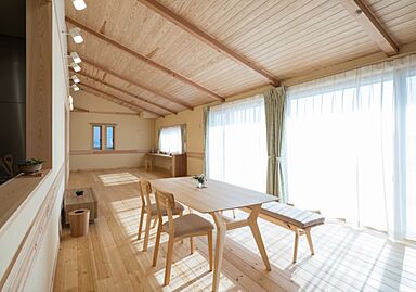 『木のひらや』に住もう (有)築地住建の施工事例「〈視線が抜ける平屋建て〉陽当たりの良い、家族が中心に集まるお家」の画像3