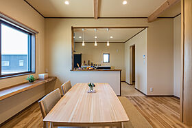 『木のひらや』に住もう (有)築地住建の施工事例「棟違いの瓦屋根連なる住まい」の画像2