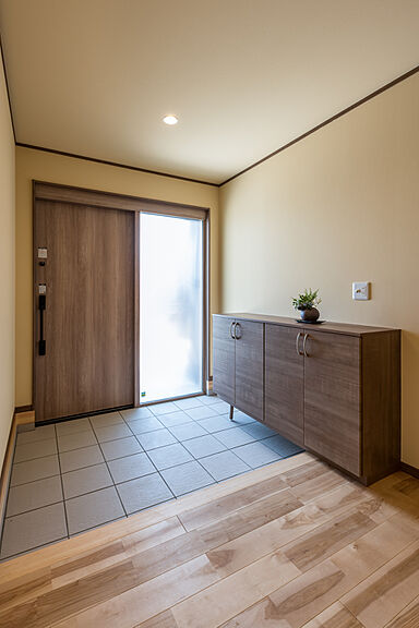 『木のひらや』に住もう (有)築地住建の施工事例「棟違いの瓦屋根連なる住まい」の画像9