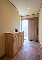 木の家スタイルの玄関 『木のひらや』に住もう (有)築地住建の事例画像