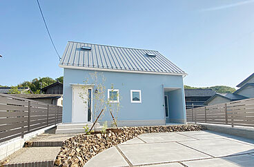 伸和建設株式会社の施工事例「青い塗り壁の家」の画像