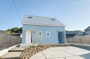 伸和建設株式会社の施工事例「青い塗り壁の家」の画像