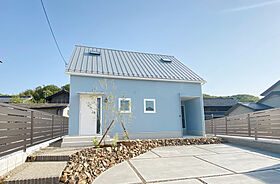 伸和建設株式会社の施工事例「青い塗り壁の家」の画像1