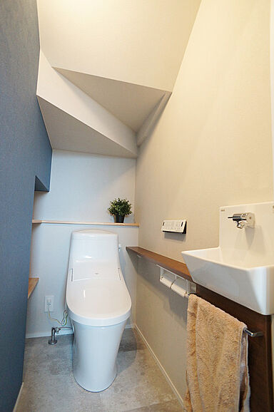 伸和建設株式会社の施工事例「青い塗り壁の家」の画像6