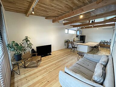 伸和建設株式会社の施工事例「勾配天井×コの字キッチンがあるカフェ風のお家」の画像6